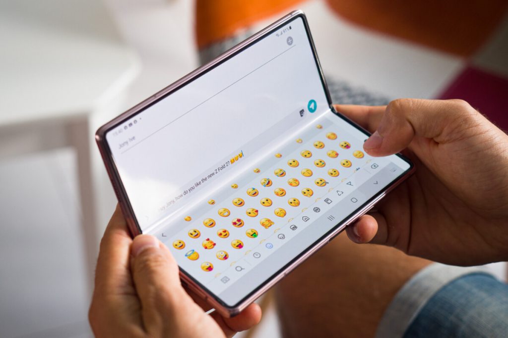 Galaxy-S21-S30-could-be-the-last-Samsung-flagship-to-sport-a-pinhole-display