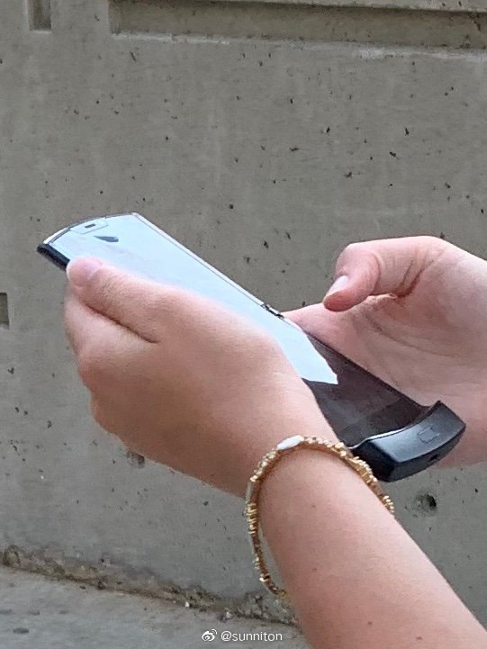 moto-razr-foldable-phone-weibo
