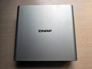 Ревю на QNAP TBS-h574TX – компактен и преносим NAS модел, който се побира в обикновена раница