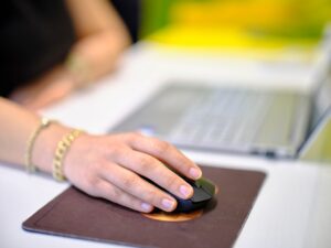 Каква безжична мишка е подходяща за прецизна работа с графика и дизайн?